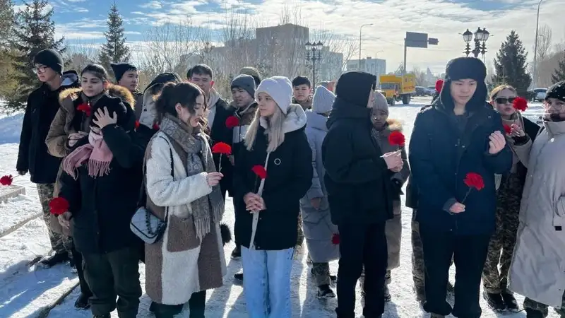 Цветы к памятнику Жамбыла Жабаева возложили в Астане