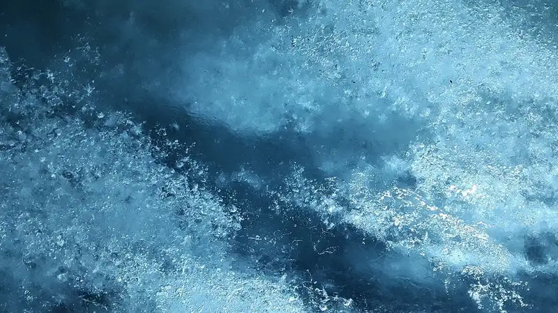 Полицейские спасли женщину, которая провалилась под лед в Атырауской области