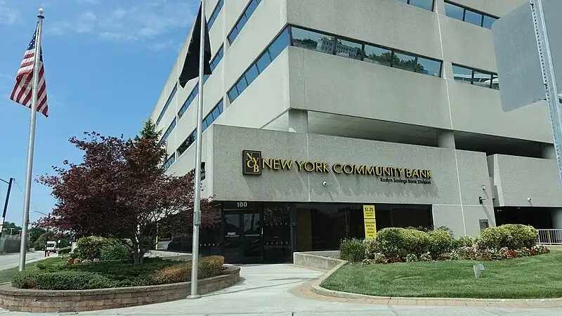 Акции американского банка New York Community Bancorp рухнули на 45%