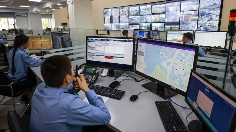 Полицейские собрались у мечетей Алматы