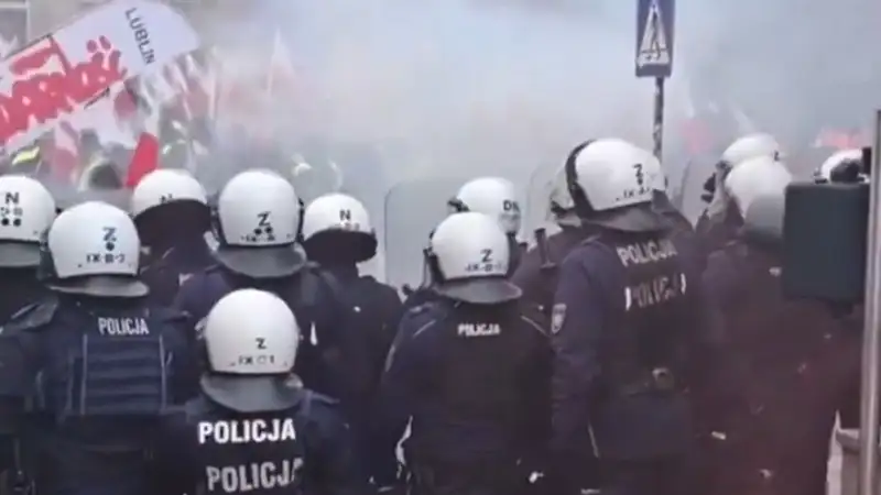 Слезоточивый газ применили полицейские против фермеров в Польше