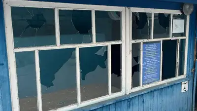 разбитые окна, фото - Новости Zakon.kz от 07.03.2024 08:16