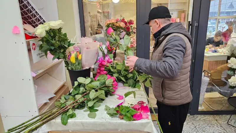 Почем букет к 8 марта: фоторепортаж с цветочного рынка Алматы, фото - Новости Zakon.kz от 07.03.2024 16:59