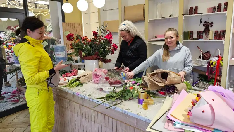 Почем букет к 8 марта: фоторепортаж с цветочного рынка Алматы, фото - Новости Zakon.kz от 07.03.2024 16:59