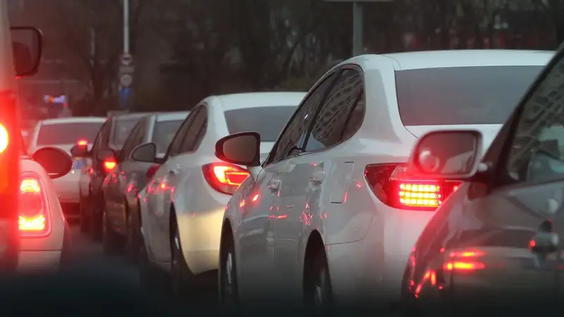 В преддверии 8 Марта Астана и Алматы погрузились в огромные пробки