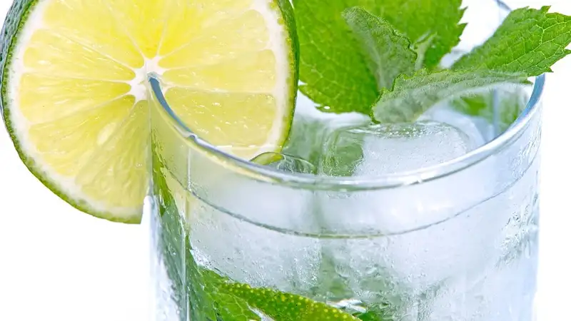 Какое заболевание может вызвать употребление более двух литров сладких и подслащенных напитков