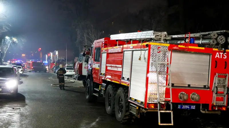 В Астане пожарные спасли девушку из огня