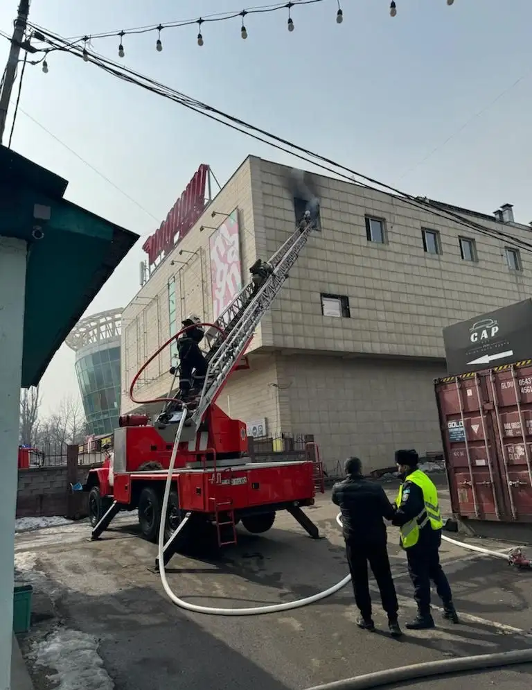 Алматинские пожарные отстояли от огня имущество предпринимателей в ТЦ Жибек жолы, фото - Новости Zakon.kz от 08.03.2024 13:20