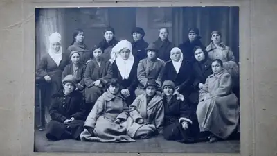 Сара Есова среди участниц собрания женщин-работниц Джетысу, 1921 год., фото - Новости Zakon.kz от 08.03.2024 13:21