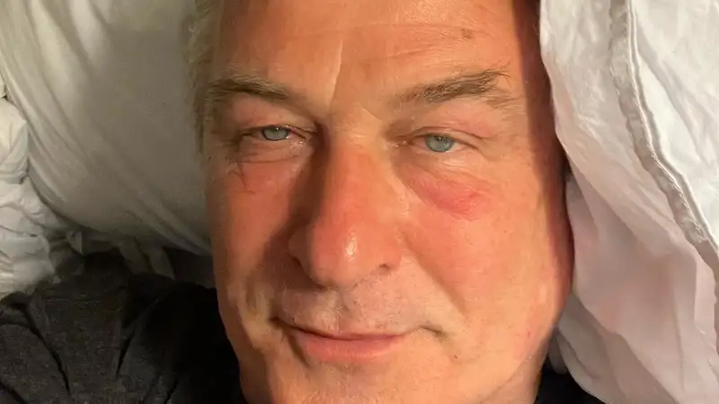 Актер Алек Болдуин в 2021 году случайно застрелил женщину: стали известны результаты расследования