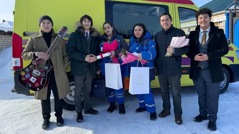 Волонтеры СКО поздравили сотрудниц областного центра скорой медицинской помощи