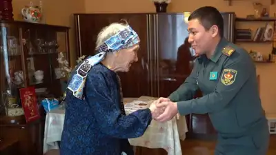 поздравление ветерана ВОВ, фото - Новости Zakon.kz от 08.03.2024 15:24