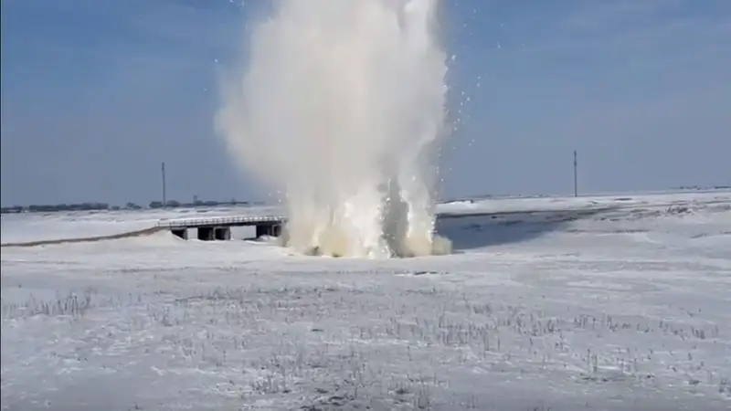 На реках в ЗКО взрывают лед для предупреждения паводков