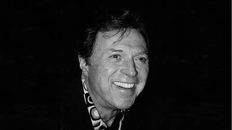 Умер актер из сериалов "Она написала убийство" и "Два с половиной человека" Стив Лоуренс