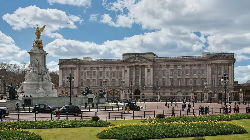 Автомобиль врезался в ворота Букингемского дворца