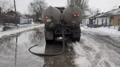 С улиц Семея ежедневно вывозят талый снег, фото - Новости Zakon.kz от 10.03.2024 20:31