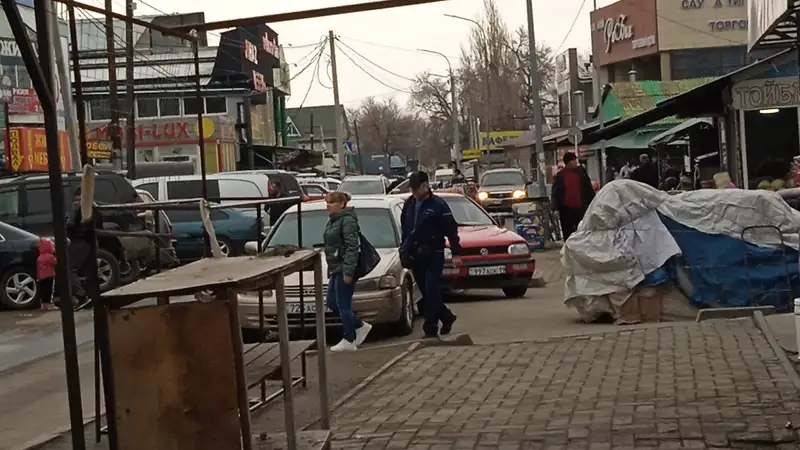 Центральный рынок в Талдыкоргане, стихийная торговля, фото - Новости Zakon.kz от 11.03.2024 17:30