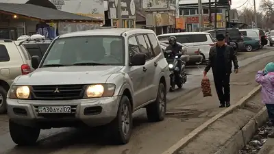 Центральный рынок в Талдыкоргане, стихийная торговля