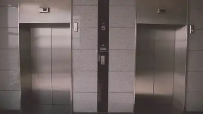 мужчина упал в шахту лифта