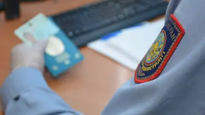 Полицейский заполняет документы, фото - Новости Zakon.kz от 11.03.2024 16:44