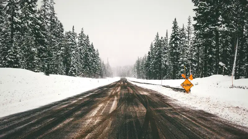 Казахстанских водителей предупредили о тумане и гололеде на трассах