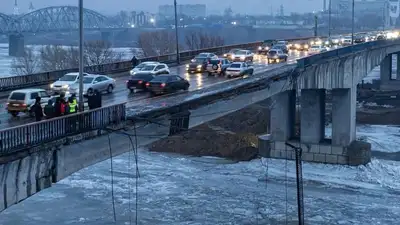 Перила частично обрушились на мосту в Семее, половина города осталась без интернета , фото - Новости Zakon.kz от 12.03.2024 22:47