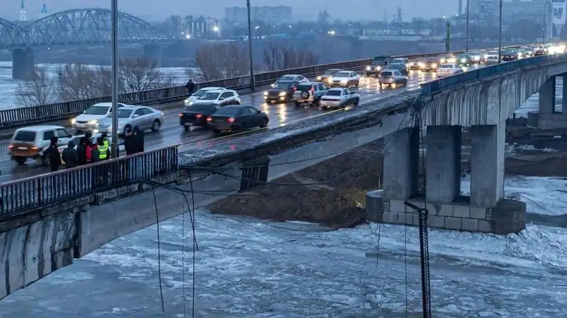 Перила частично обрушились на мосту в Семее, половина города осталась без интернета