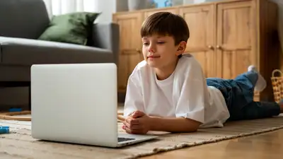 ребенок у компьютера 
