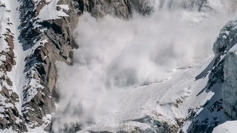 Лавины взрывами спустили в горах в Восточно-Казахстанской области