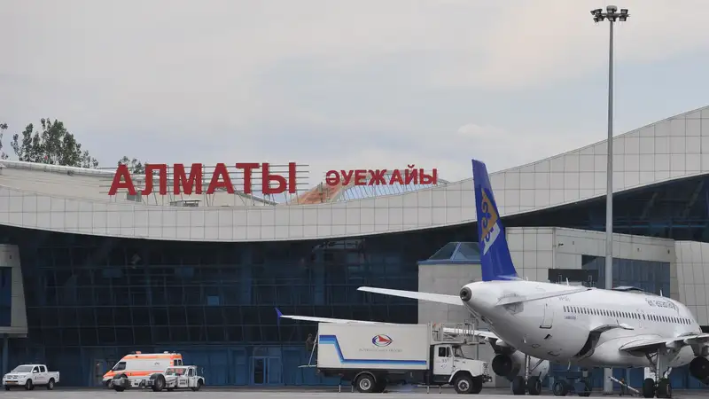 Ситуацию с задержками рейсов из-за непогоды прокомментировали в аэропорту Алматы