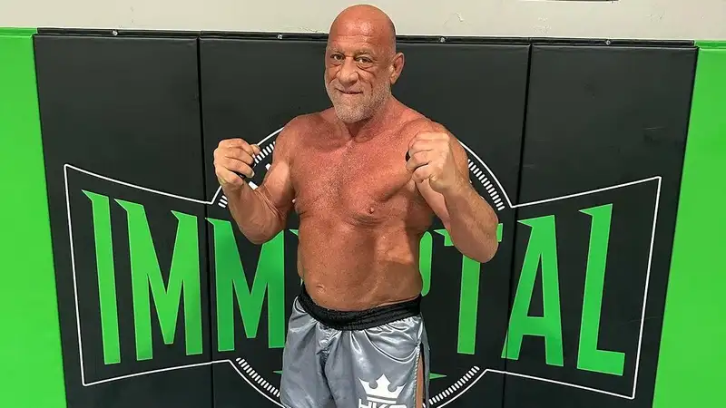 Легенда UFC вынес родителей из горящего дома и попал в реанимацию