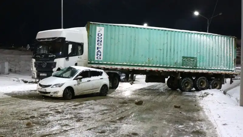 Спор двух водителей: в индустриальной зоне Алматы произошло нелепое ДТП