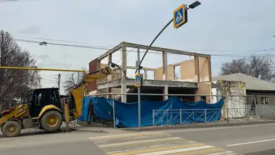 Двухэтажное здание сносят в Алматы, фото - Новости Zakon.kz от 14.03.2024 16:57