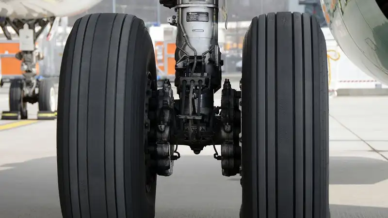 Самолет Scat повредил шасси при посадке в аэропорту Астаны