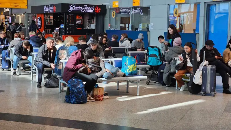Как аэропорт Алматы приходит в себя после обильного снегопада - репортаж, фото - Новости Zakon.kz от 15.03.2024 18:09