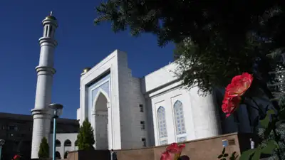 Токаев призвал состоятельных казахстанцев строить школы и больницы, а не только мечети