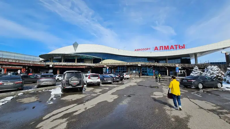 Как аэропорт Алматы приходит в себя после обильного снегопада - репортаж, фото - Новости Zakon.kz от 15.03.2024 18:09