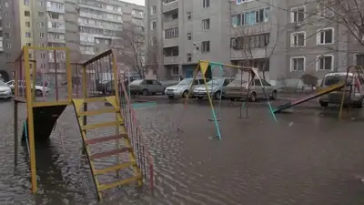 вода на детской площадке, фото - Новости Zakon.kz от 16.03.2024 17:39