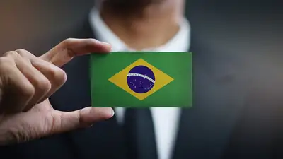 флаг Бразилии в руках
