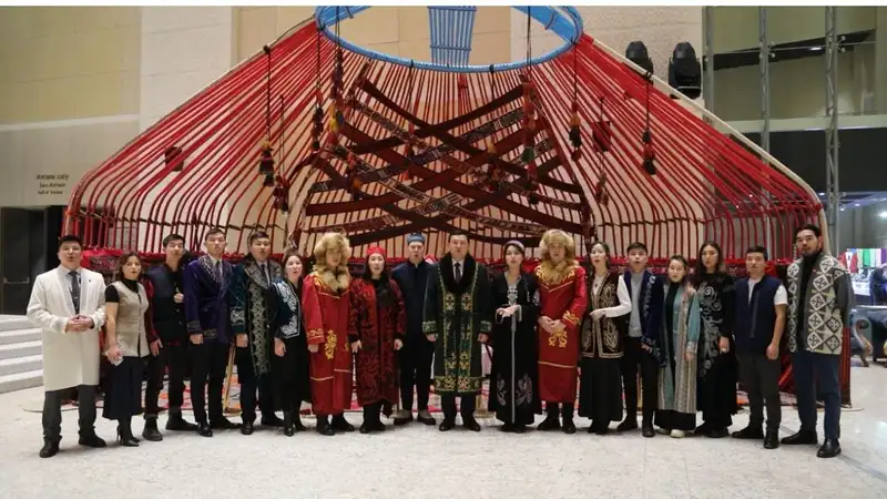 В Астане молодежь запустила челлендж ко Дню национальной одежды