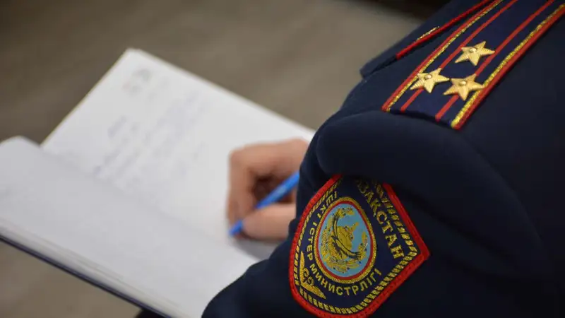 Сумку с 17 тыс. долларов украли из машины на парковке в Алматы