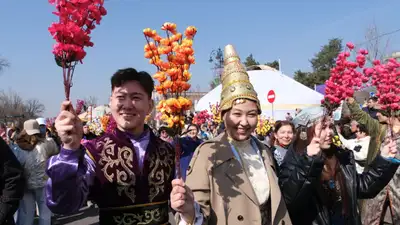 Как казахстанцы относятся к ношению национальной одежды, фото - Новости Zakon.kz от 18.03.2024 12:09