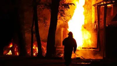 Крупный пожар тушат на складе в Астане, фото - Новости Zakon.kz от 18.03.2024 09:12