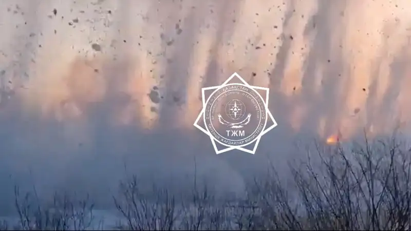 На реке Нура спасатели взорвали лед