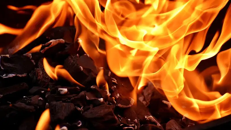 Крупный пожар почти целый день тушили на складе игрушек в Астане