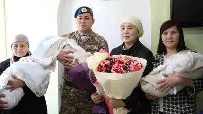 тройня в семье военнослужащего, фото - Новости Zakon.kz от 19.03.2024 19:00