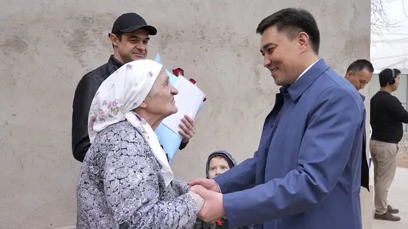 Габит Сыздыкбеков вручил ключи от дома пенсионерке, пострадавшей от затопления канализацией