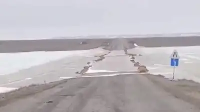 Дорогу затопило талыми водами в Актюбинской области, фото - Новости Zakon.kz от 20.03.2024 11:33