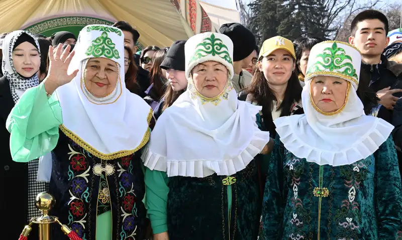 Камзолы и жакеты, узорная вышивка, металлическая пряжка, пуговицы, фото - Новости Zakon.kz от 21.03.2024 13:00