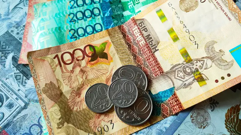 Почему тенге ослаб перед праздничными выходными